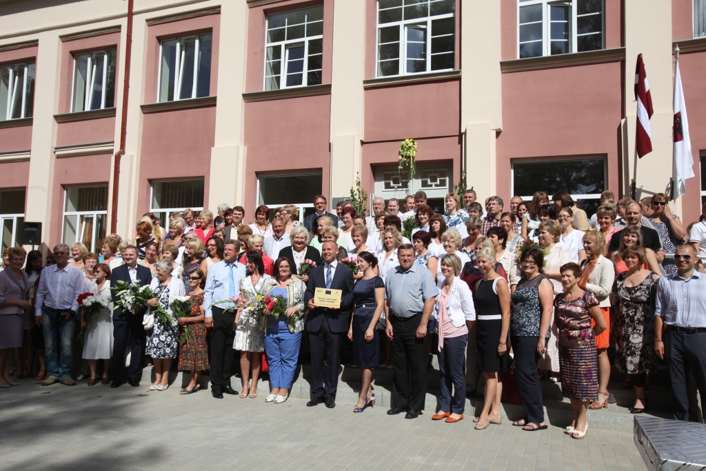 Eiroremonta prezentācija Balvu slimnīcā 2013.gadā. Attēlā 1.rindā: slimnīcu apvienības līdzīpašnieki – Alīda Vāne (otrā no kreisās), Marģers Zeitmanis (blakus), tagadējais Balvu novada domes priekšsēdētājs Andris Kazinovskis (centrā). Ielūgto viesu un labvēļu pulkā sazīmējām arī tagadējai veselības ministrei Andai Čakšai līdzīgu personu (trešā no labās). 	
Autors: no “Dzirksteles” arhīva