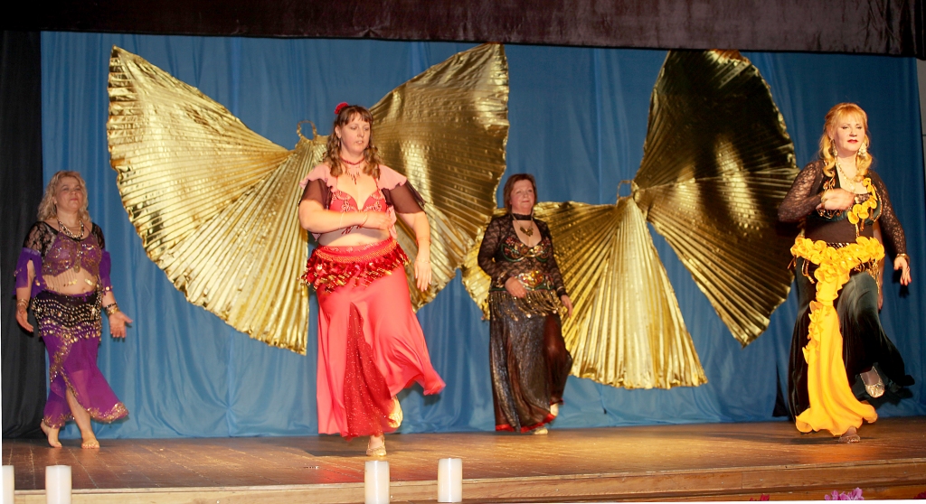 Austrumu deju grupas “Habibi” dejotājas ļaujas savām kustību sajūtām. 	
Autors: Gatis Bogdanovs