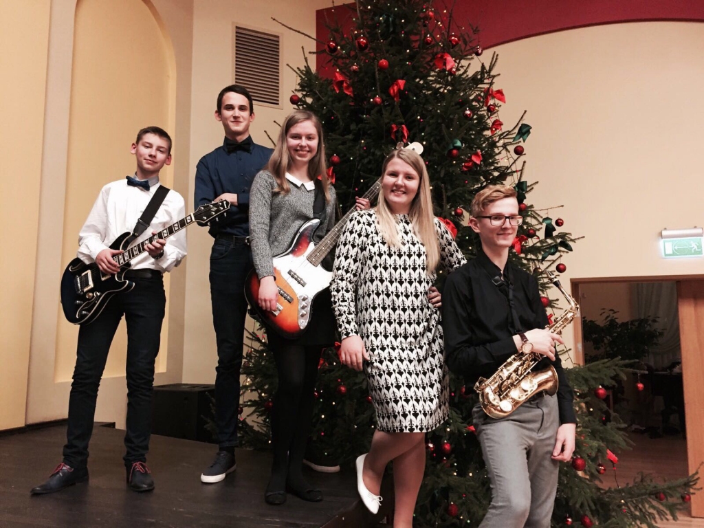 Aleksis Pusts, Renārs Kokorevičs, Dace Medne, Līva Lilija Graņica un Jānis Kokarevičs – jauni, radoši un atraktīvi jaunieši, kopā viņi ir grupa “Pieci”. 
Autors: no personiskā arhīva  