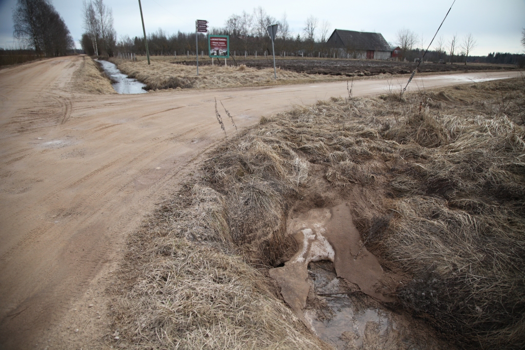 Arī “Dzirkstele” pārliecinājās, ka ūdens pa šo caurteku tiešām neplūst. 
Autors: Gatis Bogdanovs