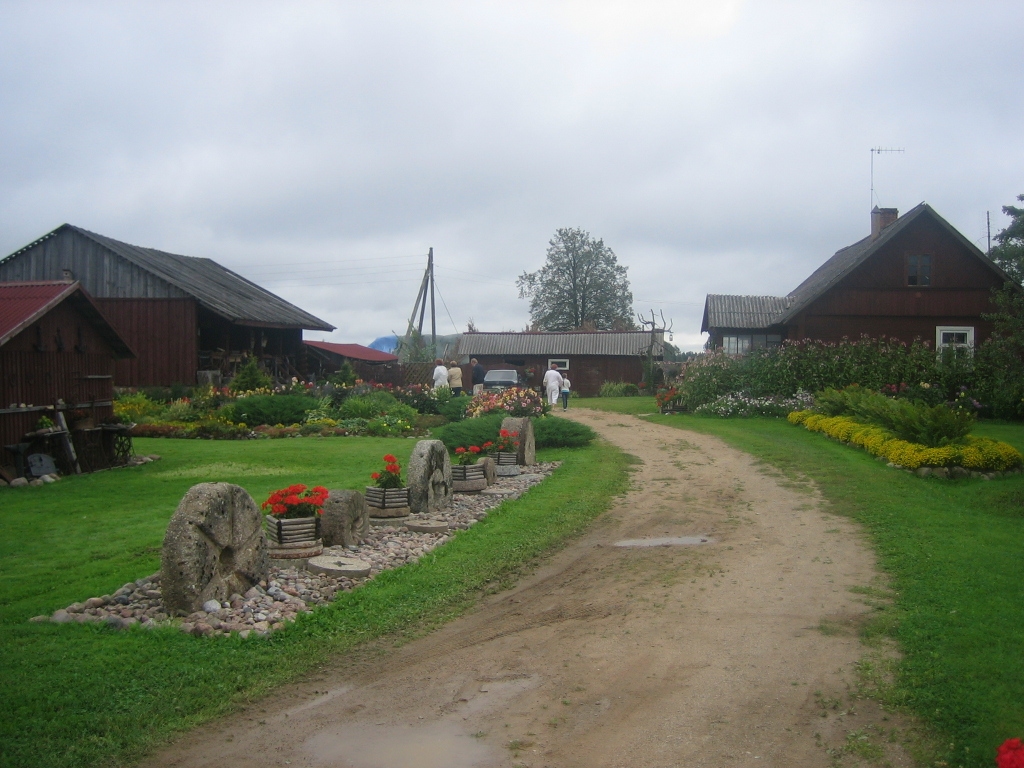 Dzirnakmeņus neesot iespējams saskaitīt, tāpēc tie salikti dažādās vietās vai sakrauti interesantās piramīdās. 

Autors: Pārsla Konrāde