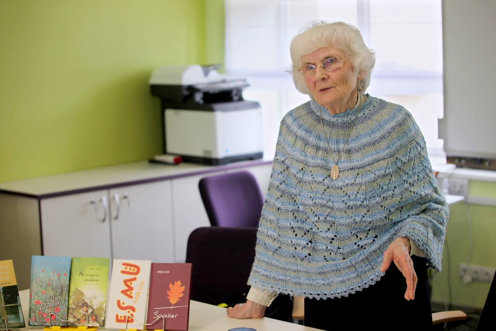 “Mani uztrauc tā nabadzība, kas šodien skar kultūras dzīvi. Tā ir nepārejoša. Mums ir tikai viens žurnāls, kas iznāk četras reizes gadā, kurā publicēti tikai jauno autoru darbi. Kur paliek vecie? Visi jau nav vēl kapos. Ir iznīkusi literatūras kritika. Grāmatas iesaka lasīt internetā, bet grāmata sāk dzīvot tad, kad tā ir vākos, kad to var paņemt rokās. Gribētos izdot vēl kādu grāmatu, jo man patīk piedalīties dzīvē,” saka rakstniece Anda Līce.
Autors: Gatis Bogdanovs
