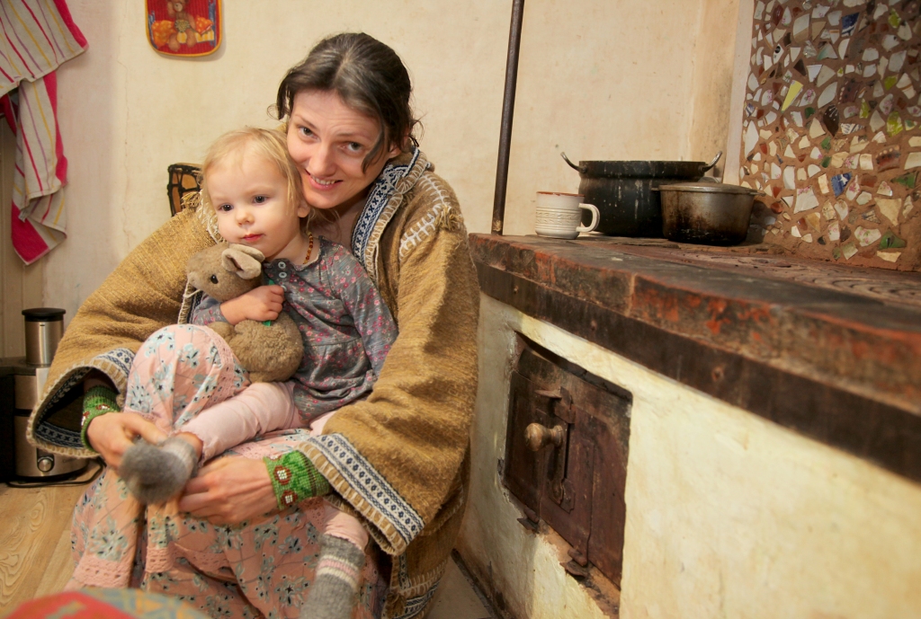 Linda Nebēdniece septiņus gadus ir svaigēdāja, bet viņas meitiņa Melodija svaigus augļus un dārzeņus uzturā lieto kopš dzimšanas. Lielās krāsns mūrīti var izmantot, lai uz tā kaltētu gan augus, gan arī gatavotu linsēklu maizītes. 
Autors: Gatis Bogdanovs