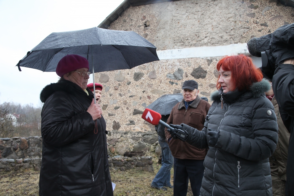 Domes iecere sašķeļ iedzīvotājus! Vieniem sāp sirds par nebūtībai nolemto seno ēku Gulbenē, Brīvības ielā 106, kuru tautā dēvē par “Marķīzu”. 
Citiem - par nepārredzamo Brīvības un Miera ielas krustojumu, kuru autovadītāji uzskata par bīstamu. “Marķīza” aizstāvji, gulbenietes Vijas Bērziņas (1. attēlā no kreisās) kopā saukti, šonedēļ izsauca uz Gulbeni televīzijas žurnālistus. Domes projekts par rotācijas apļa izveidi šajā vietā neparedz “Marķīza” saglabāšanu (2.attēlā - skice).  
Autors: Gatis Bogdanovs
