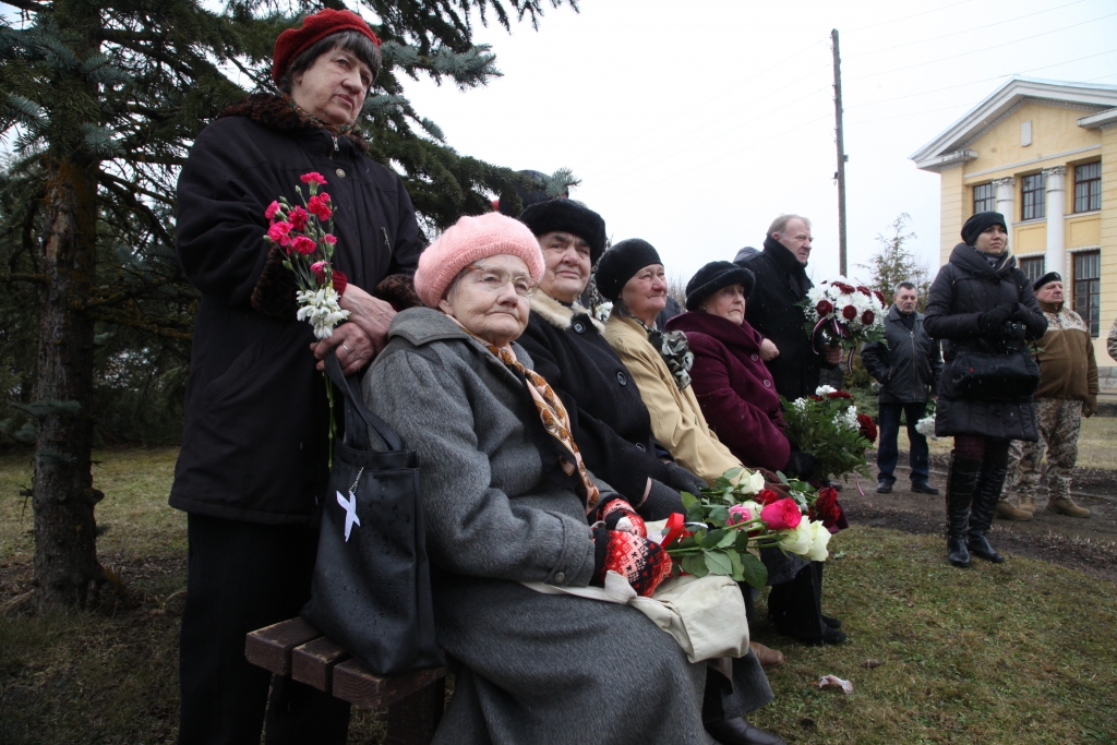 Likteņa radinieki. Tie, kuri piedzīvojuši izsūtījumu Sibīrijā, ir kā viena saime. Cilvēki ar līdzīgu likteni, laika izjūtu. Viņus vieno kaut kas vairāk nekā tikai atmiņas.   
Autors: Gatis Bogdanovs