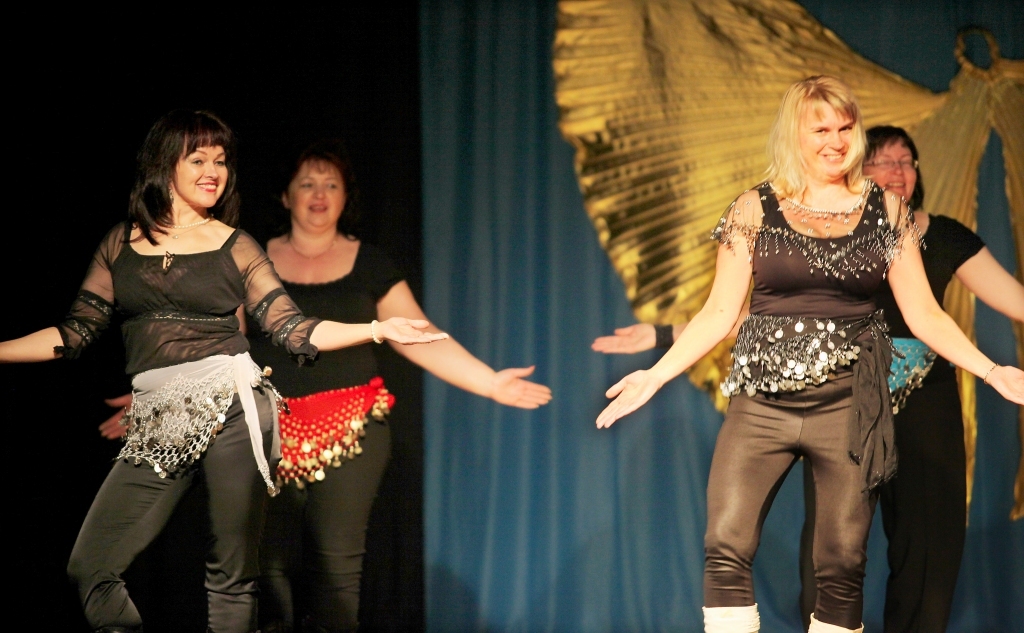 Gulbenes līnijdeju grupas “ Raganiņas” dalībnieces uzstājoties katru deju izdejo ar prieku, šo pozitīvo lādiņu nododot arī skatītājiem. 	
Autors: Gatis Bogdanovs