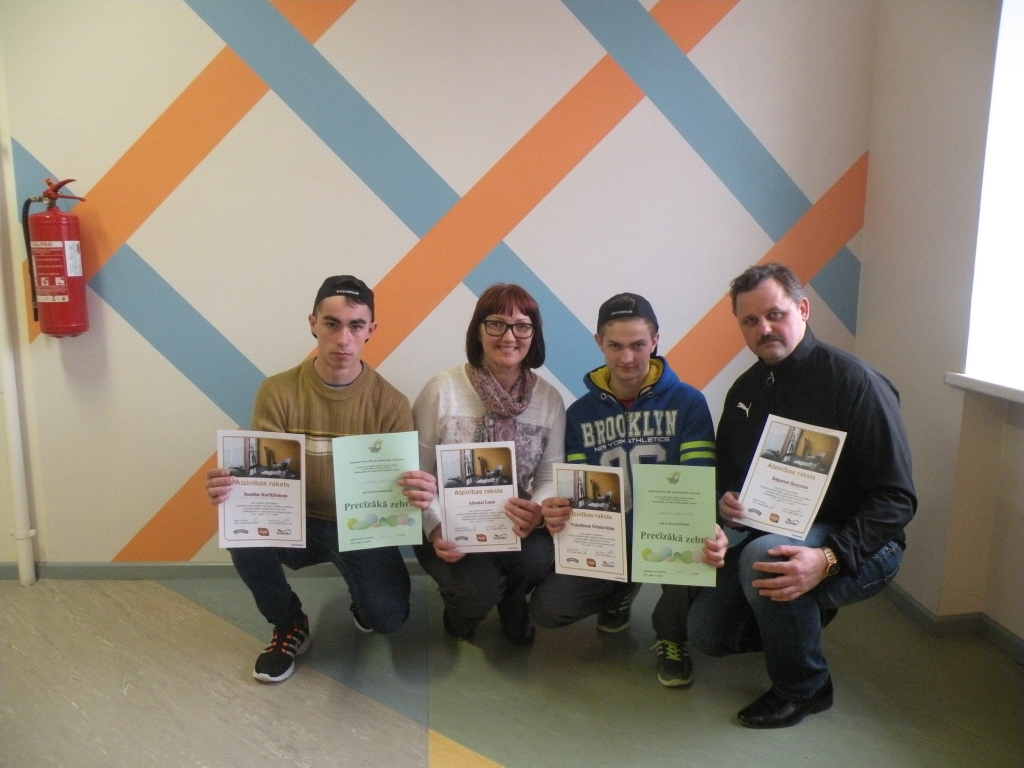 Sveķu skolas audzēkņi Sandis Karlījčuks (no kreisās) un Valentīns Grinkevičs kopā ar skolotājiem Aksanu Lasi un Edgaru Šņepstu. 
Autors: no privātā arhīva 