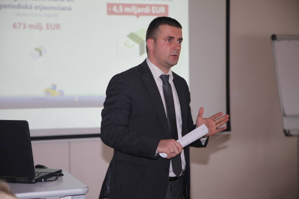 Jautājumu krustugunīs. VAS “Latvijas valsts ceļi” valdes priekšsēdētāja Jāņa Langes (attēlā) un Gulbenes novada uzņēmēju tikšanās laikā šonedēļ par galveno aktualitāti kļuva transporta kustības ierobežojumi uz grants seguma ceļiem, kas turpinās un sāpīgi ietekmē uzņēmējdarbību. Šobrīd “Latvijas valsts ceļi” problēmas ar grants ceļiem risina, tikai uzstādot brīdinājuma zīmes, nevis uzlabojot ceļu segumu. “Šogad esam saņēmuši daudzas vēstules no pašvaldībām ar lūgumu izsludināt ārkārtas situāciju. Es vērtēju pozitīvi, ka pašvaldības un iedzīvotāji sāk par to runāt aktīvāk. Jautājums ir, kurā brīdī neapmierinātība sasniegs kritisko masu, lai valstī tiktu pieņemti pareizie lēmumi,” atzīst J.Lange.	
Autors: Gatis Bogdanovs