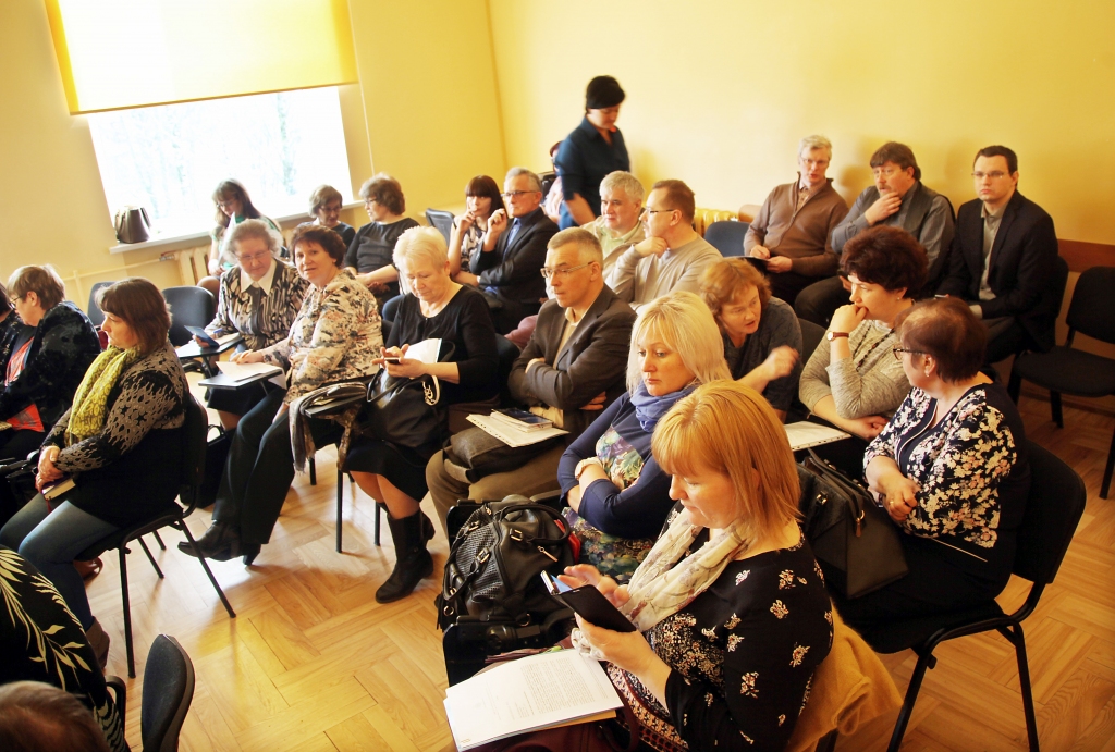 E-veselības sistēmā būs jāiekļaujas. Tas attiecas gan uz reģiona ģimenes ārstiem (attēlā), gan uz pacientiem. Pagaidām Gulbenes novadā tas ir neapgūts jaunums. 	
Autors: Gatis Bogdanovs