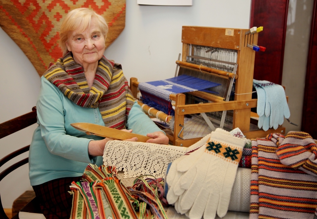 “Rokdarbi ir jāstrādā tiem cilvēkiem, kuriem tie patīk. Es arī kādreiz tos nestrādāju, bet tagad esmu priecīga, ka man ir “Sagša”, jo varu būt cilvēkos, piedalīties lielajos dziesmu svētkos,” saka Tautas lietišķās mākslas studijas “Sagša” dalībniece Lidija Kazāka. 	
Autors: Gatis Bogdanovs  