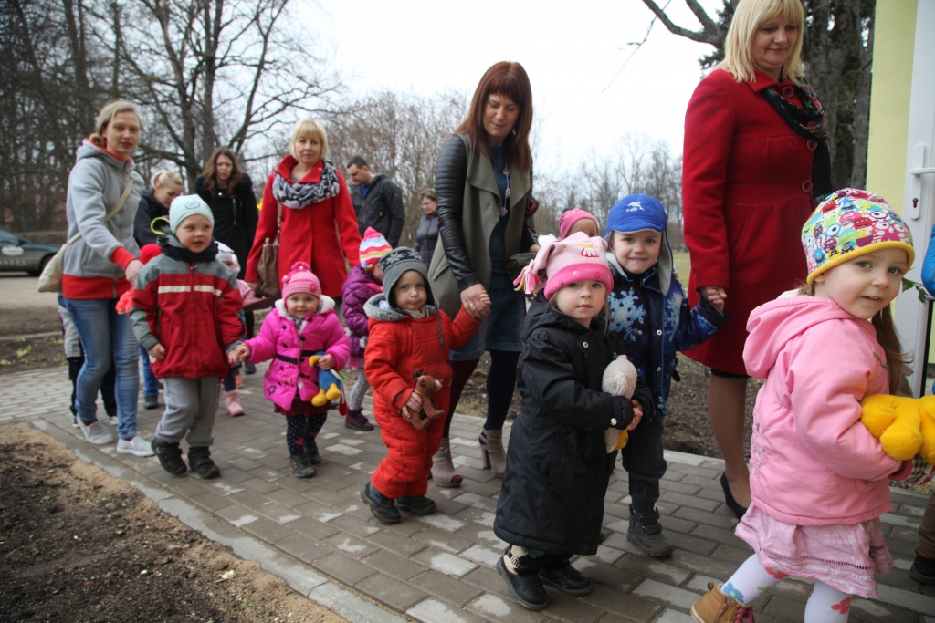 Lizuma pagasta pirmsskolas vecuma bērnu jaunā mājvieta “Kastanītis” svinīgi tika atklāta 5.aprīlī, bet pašiem mazuļiem par jaunu pārdzīvojumu, pārsteigumu un emociju piepildītu dienu kļuva vakardiena, kad viņi svinīgā gājienā, vidusskolas direktores Irēnas Ābeltiņas vadīti, kopā ar vecākiem, audzinātājām un auklītēm no vidusskolas cauri parkam devās uz savām jaunajām mājām. “Vai skola jau gatava?” gājiena laikā nemitīgi interesējās kāds puisītis, apliecinot, ka šis viņam ir liels notikums. Kopā ar jaunākajiem bērnudārzniekiem, starp kuriem bija tādi, kas pirmo reizi sāka apmeklēt bērnudārzu, iepazīt jaunās telpas bija atnākuši arī piecus un sešus gadus vecie bērni, kuri uzturēsies līdzšinējās telpās vidusskolā. 	
Autors: Gatis Bogdanovs