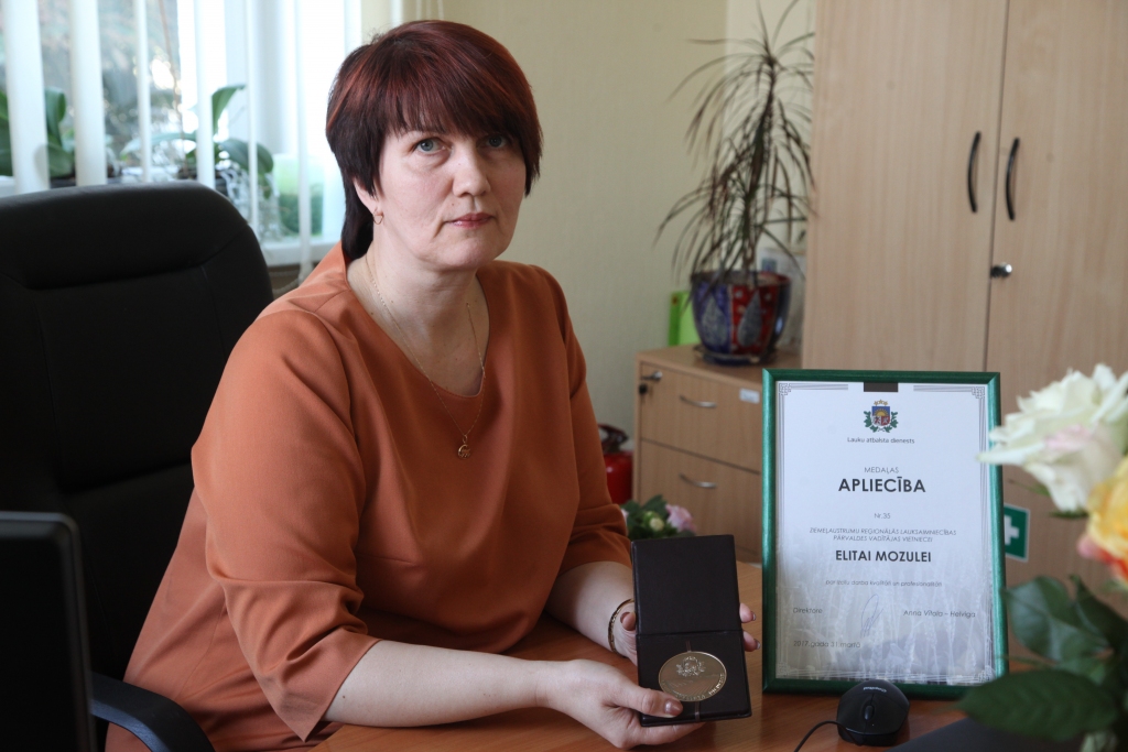 “Apbalvojums nozīmē ļoti daudz, jo apzinos, ka mans darbs ir novērtēts, pateicoties komandai, ar kuru esmu kopā,” saka Elita Mozule. 
Autors: Gatis Bogdanovs