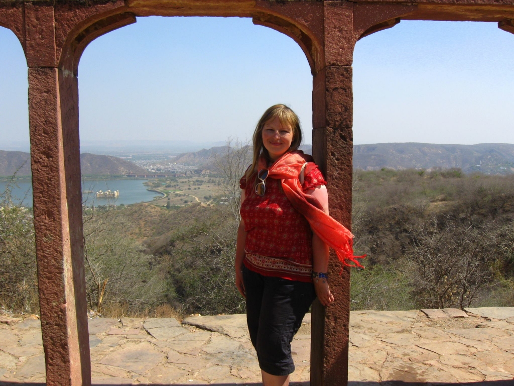 Agnese senās Amberas cietokšņa pagalmā. Bet vispirms viņa no tā iekšienes palūkojās uz pasauli caur “džali” 
(akmens mežģīnēm)... Gadsimtiem ilgi tā Indijas harēmu sievietes ir lūkojušās uz pasauli. Skaisti un nebrīvi. 
Foto: 
Autors: no personiskā arhīva