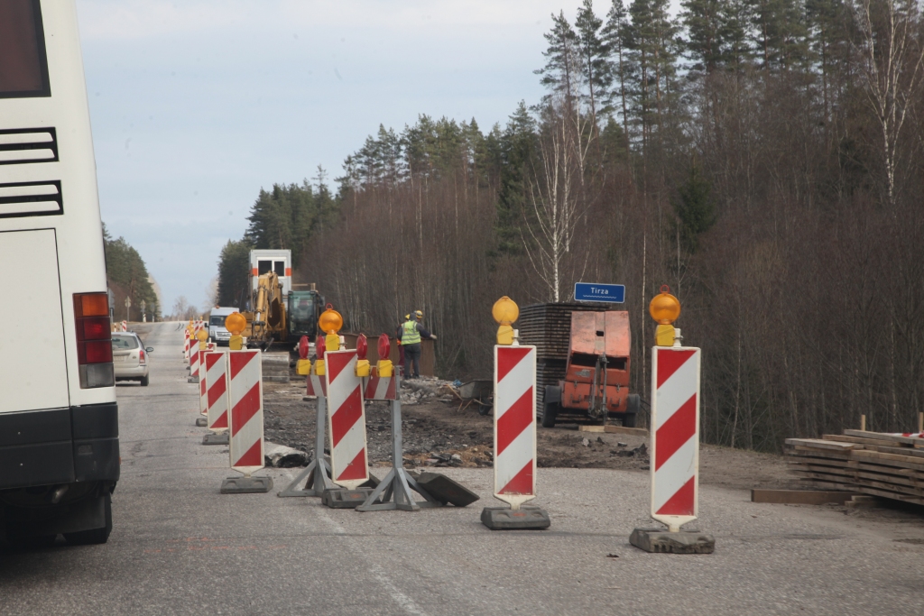 Vērienīgi darbi sākti uz tilta pār Tirzu, ierobežota arī satiksme.	
Autors: Gatis Bogdanovs