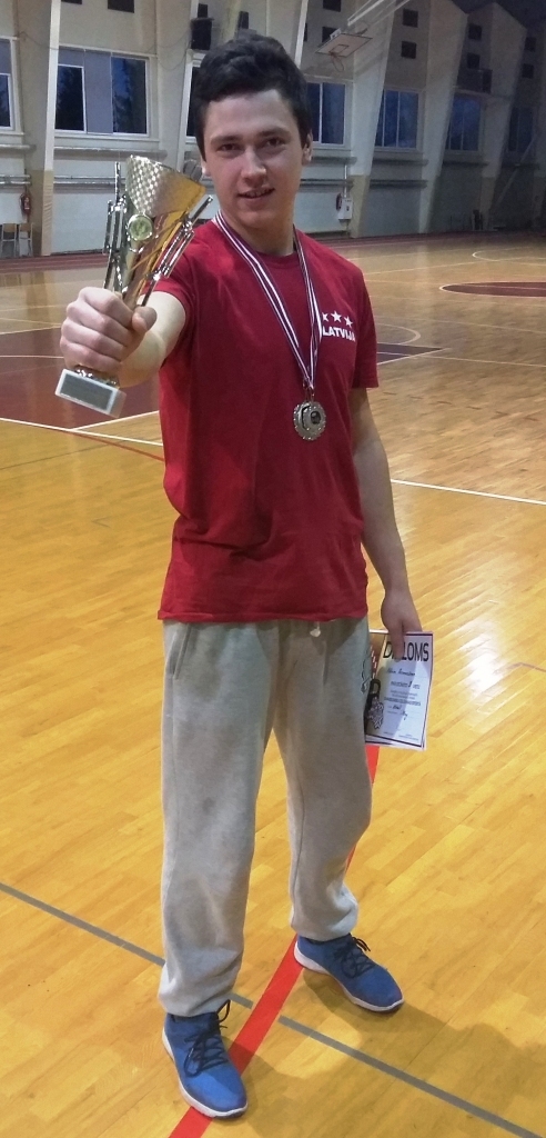 Mērķtiecīgi pilnveido savu sportisko formu. Jaungulbenes “Progresa” pārstāvis Dāvis Jermacāns veidojas par īstu spēkavīru. 
Autors: no personiskā arhīva