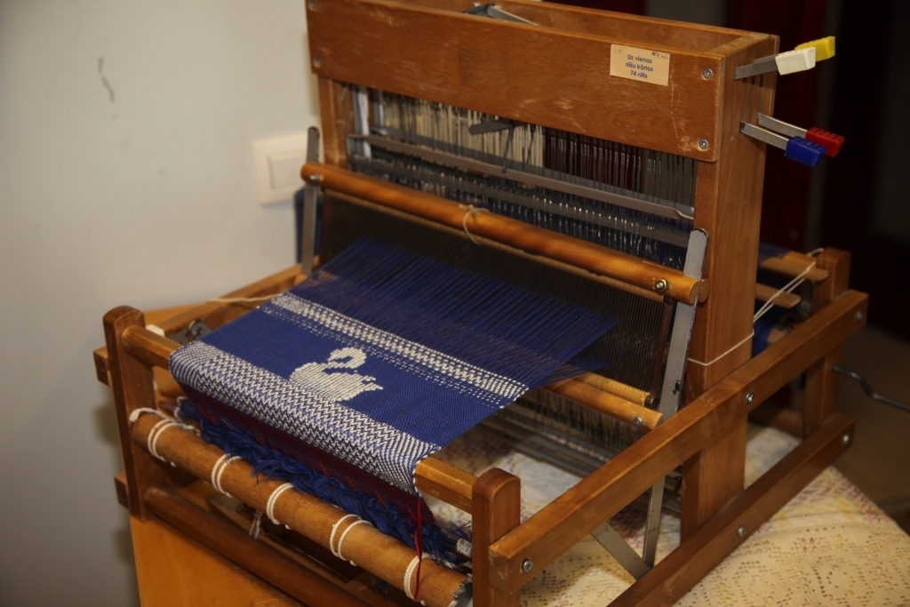 Tautas lietišķās mākslas studijas “Sagša” mazajās stellēs centimetru pa centimetram  top šalle, kurā tiek ieausts vēstījums un vizuāls redzējums par Gulbenes novadu.  	
Autors: Gatis Bogdanovs