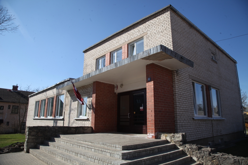 Reformas gaidās. Gulbenes rajona tiesas darbinieki arī pēc reformas paliks savās darba vietās. Mainīsies tiesu darba organizācija Vidzemē un līdz ar to arī Gulbenē. 	
Autors: no “Dzirksteles” arhīva