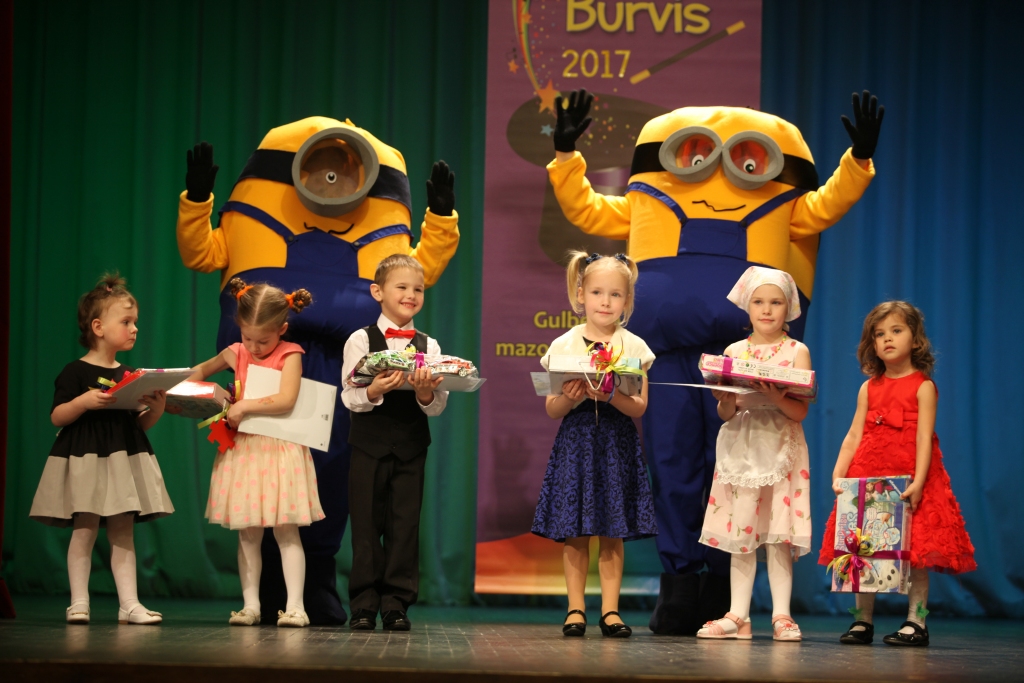 Jau vairākus gadus Gulbenes kultūras centrā pavasarī gluži kā putnēni salido mazie vokālisti ne tikai no Gulbenes, bet no visa novada, lai mērotos balss skanīgumā un atraktivitātē vokālistu konkursā, kas savu nosaukumu “Cālis” nomainījis pret nosaukumu “Balss burvis”. Šogad konkursā piedalījās 12 dalībnieki, starp kuriem bija tikai viens puisis. Jaunākās vecuma grupas dalībnieki ar saņemtajām balvām, tituliem un minioniem (no labās): Abigaila Kostigova, Elīna Pelēce, Madara Donska, Sandijs Dukurs, Luīze Rauza un Dārta Smagare.
Autors: Gatis Bogdanovs