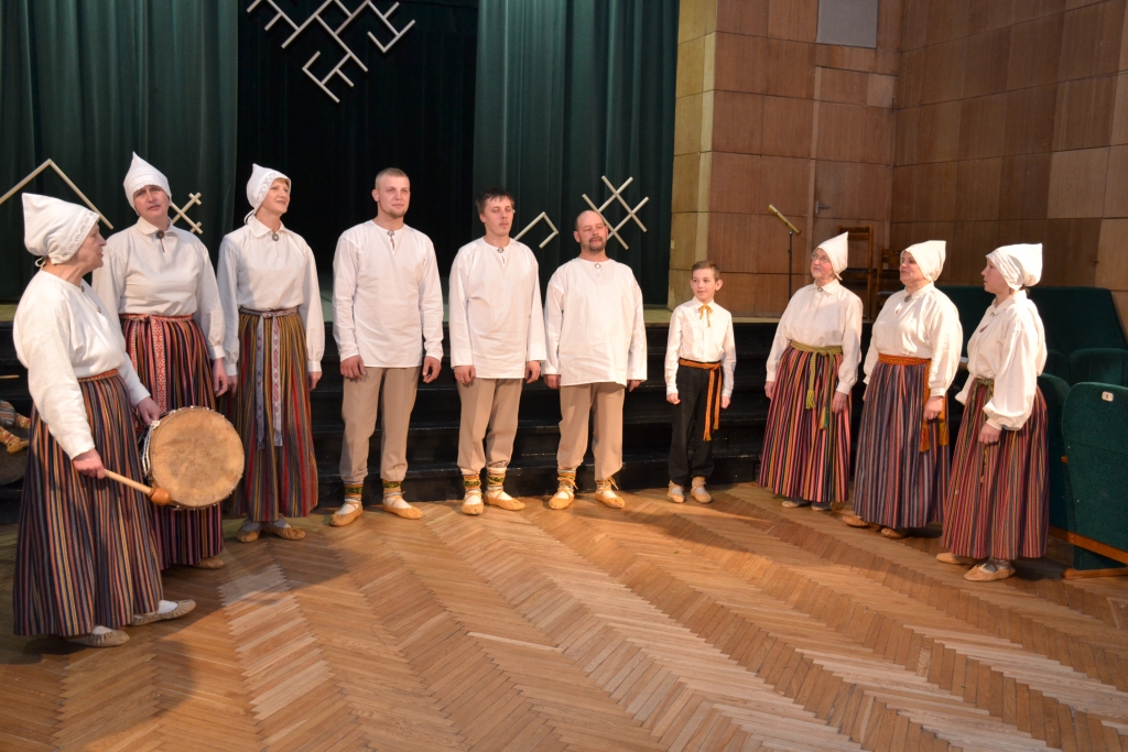 Staru tautas nama folkloras kopa “Līgo” darbojas vairāk nekā trīsdesmit gadus, tāpēc tās dalībniekiem ir gan liela skatuviskā pieredze, gan atbildīgās skatēs gūts rūdījums. Patīkami redzēt, ka grupā darbojas arī vīrišķā dzimuma pārstāvji. Ja kopai nāktos saskaitīt visas izdziedātās dziesmas, to būtu grūti izdarīt. 	
Autors:  Eva Āboliņa