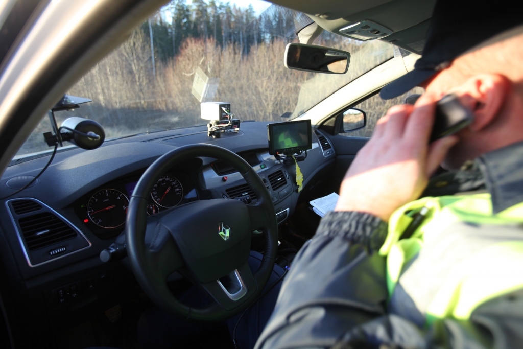 Godīgi veic dienesta pienākumus! Ikvienam transporta līdzekļa vadītājam, kurš pārkāpj ceļu satiksmes noteikumus, pārsniedz braukšanas ātrumu vai kā citādi apdraud satiksmes dalībnieku drošību, ir jābūt gatavam atbildēt par savu rīcību. Vienmēr ir iespēja satikt savā ceļā principiālu, godīgu policistu.
Autors: no “Dzirksteles” arhīva