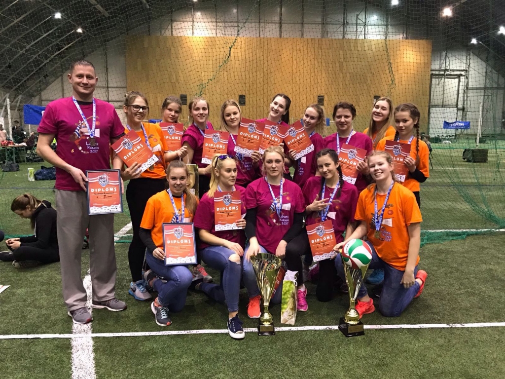 Mājup ar uzvaru! Gulbenes 2.vidusskolas divas meiteņu komandas lieliski startēja volejbola sacensību “Lāses kauss 2017” finālā. 

Autors: no personiskā arhīva