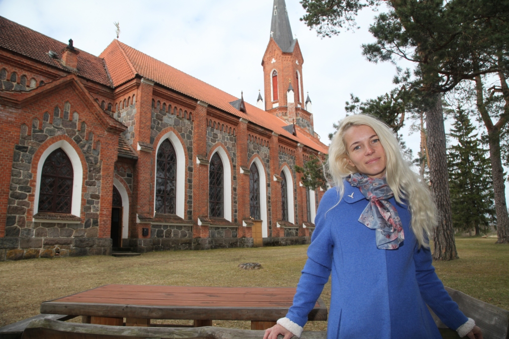 Trīsdesmit vienu gadu vecā Laila Uiska no Lejasciema pagasta kopš pagājušā gada nogales ir draudzes vecākā vienā no skaistākajiem neogotikas stilā celtajiem Latvijas dievnamiem - Velēnas evaņģēliski luteriskajā baznīcā. Viņa pati uzskata, ka vēl tikai mācās iejusties baznīcas draudzē, soli pa solim apgūstot savus pienākumus. Lailai nepatīk sevi dēvēt par draudzes priekšnieci vai vecāko. Viņa vēlas būt cilvēks, kas dievnamā par visu rūpējas. “Mans uzdevums ir ar smaidu un mīlestību sagaidīt šos brāļus un māsas, kas ver šīs baznīcas durvis, izdarīt visu tā, lai dievkalpojums varētu notikt. Protams, man ir arī palīgi – draudzes cilvēki, kuri, ja palūdzu, nekad neatsakās palīdzēt.” Ikdienā Laila strādā Gulbenes mākslas skolā, kur jauniešu klasē māca aerogrāfiju, kā arī mākslas skolas Lejasciema filiālē, kur strādā ar dažāda vecuma bērniem. 
Autors: Gatis Bogdanovs