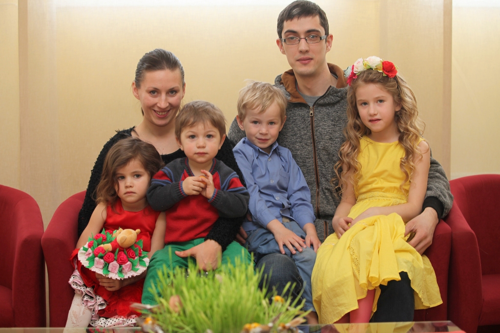 Viktorija un Rihards Kostigovi no Līgo pagasta kopā ar mazo Abigailu (no kreisās), Eframu, Patriku un Gabrielu Lieldienās visiem vēl noticēt Dievam, jo tā mīlestība ir visa pamatā. “Lai šajā dienā augšāmcelts tiek ne tikai Kristus, bet arī mūsu katra personīgā ticība, lai sapņi un ieceres arī piedzīvo savu atdzimšanu! Lai cilvēki piedzīvo spēku un prieku! Novēlam piedzīvot Dievu absolūti netradicionālā veidā, jo Dievs – tās ir attiecības. To esam sapratuši savā ģimenē,” viņi saka. 
Autors: Gatis  Bogdanovs