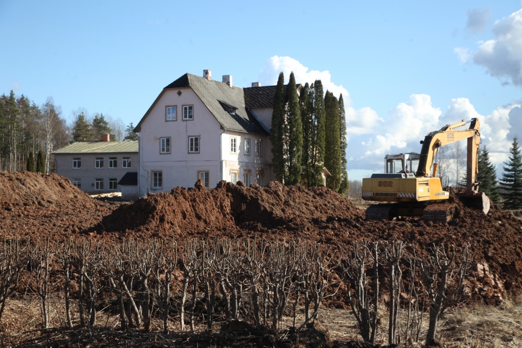 Jau marta beigās novērota rosīšanās un darbi pie bijušās Stradu skolas. Kas tur būs? Šis jautājums nodarbina daudzus, taču īpašnieks pagaidām visu patur noslēpumā. 	
Autors: Gatis Bogdanovs 