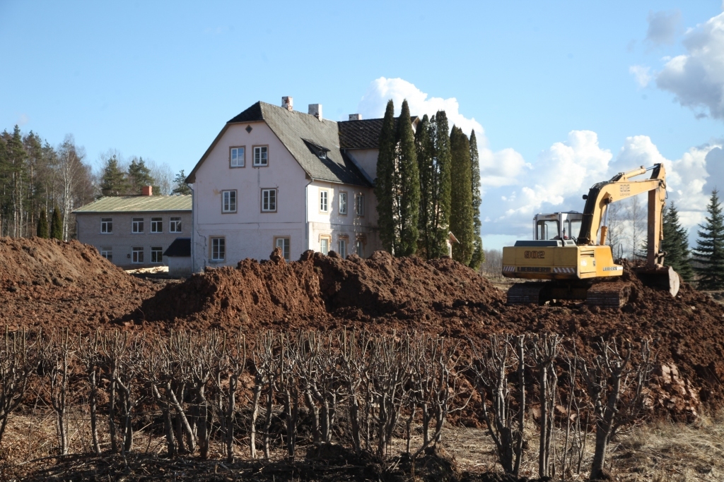 Jau marta beigās novērota rosīšanās un darbi pie bijušās Stradu skolas. Kas tur būs? Šis jautājums nodarbina daudzus, taču īpašnieks pagaidām visu patur noslēpumā. 	
Autors: Gatis Bogdanovs