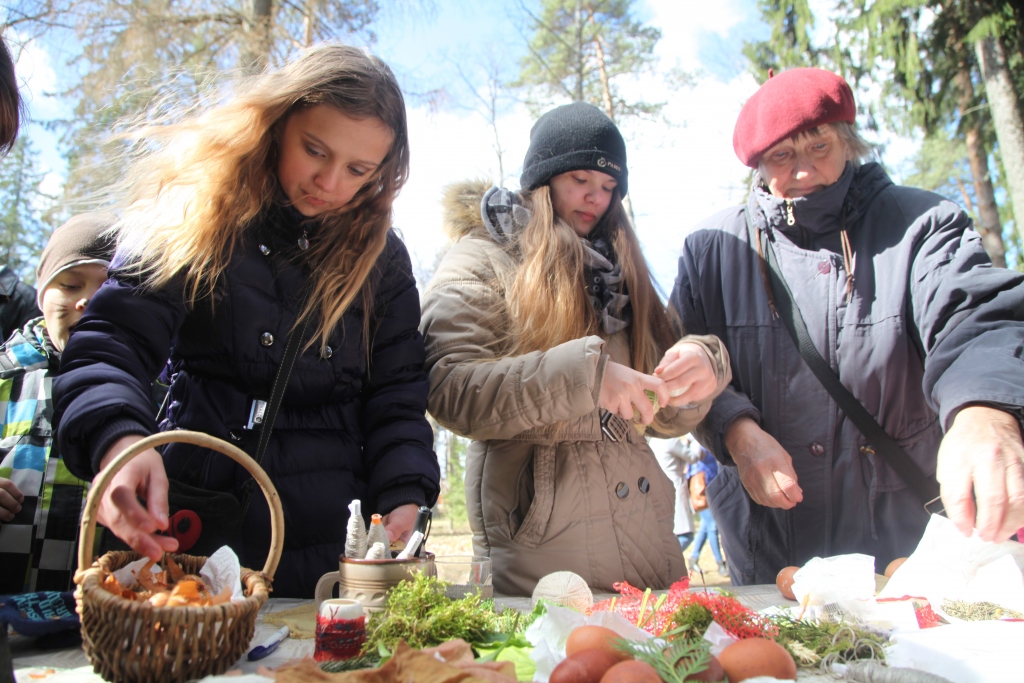 Par spīti aukstajam vējam un zemajai gaisa temperatūrai Pirmo Lieldienu rīts atnāca ar sauli. Lai gan ļaudis bija cerējuši, ka laiks būs siltāks, tas viņus netraucēja Gulbenes Spārītes parkā, kā arī citviet Gulbenes novada pagastos piedalīties Lieldienu svinībās, kurās varēja augstu šūpoties, ripināt olas, sacensties olu kaujās, klausīties muzikālus priekšnesumus, piedalīties izstādē par skaistāko olu, minēt mīklas un iet rotaļās. Ja kāds vēl nebija paspējis nokrāsot olu, to varēja izdarīt, atnākot uz pasākumu. Dažādajos dabas materiālos ietītās olas izdevās ļoti skaistas. 		
Autors: Gatis Bogdanovs