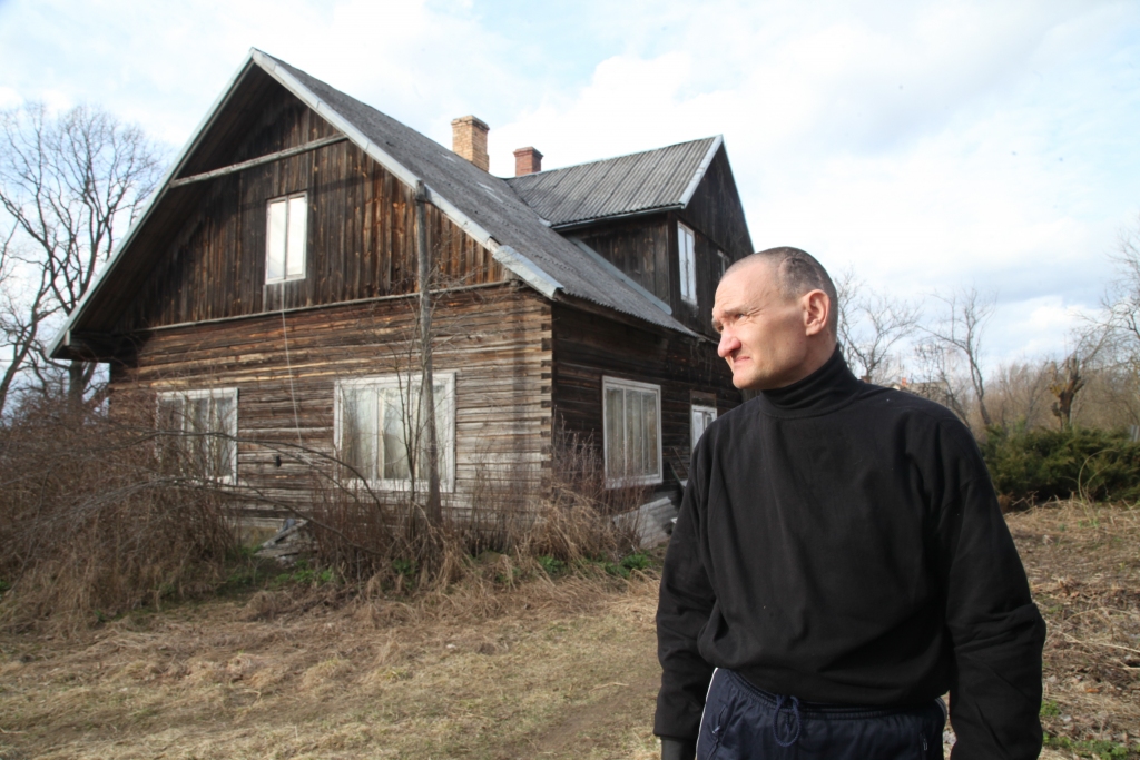 Lejasciemietis Gaidis Dille uzsver, ka Satversmē ir noteiktas tiesības uz mājokļa neaizskaramību, un vēlas, lai viņam tās tiktu garantētas. 
Autors: Gatis Bogdanovs