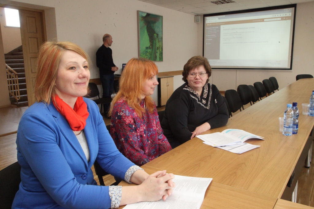 Atbildīgi un vērīgi ir noskaņota Gulbenes novada vēlēšanu komisija, gaidot partiju pārstāvjus nākam uz konsultācijām vai uz deputātu kandidātu sarakstu iesniegšanu vietējās pašvaldības vēlēšanām. Vakar dežurēja komisijas locekles Gunita Zvirgzdiņas (no kreisās), Lāsma Jencīte un komisijas priekšsēdētāja Vita Kravale. 
Autors: Gatis Bogdanovs