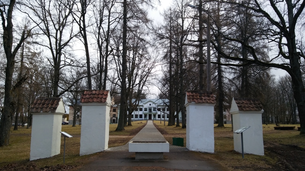 Malnavas muižas un Malnavas simbols ir Baltie vārti. Muižas laikos pa vidējiem vārtiem braucis lielskungs, pa mazajiem vārtiem gājuši kalpu ļaudis. Caur šiem vārtiem 1941.gadā gājis arī Ādolfs Hitlers.
Autors: Pārsla Konrāde