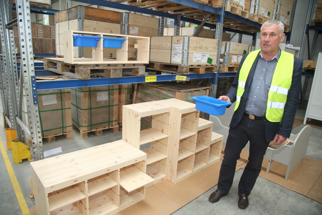 Ne tikai ar vārdiem, bet ar darbiem, ar investīcijām uzņēmējs Uldis Misiņš un viņa vadītais uzņēmums pierāda Latvijas valdībai savu vēlmi attīstīt kokskaidu granulu ražošanu Lizumā ilglaicīgi. Tāpēc arī - attiecīgs novērtējums un atbalsts. 	
Autors: no “Dzirksteles” arhīva