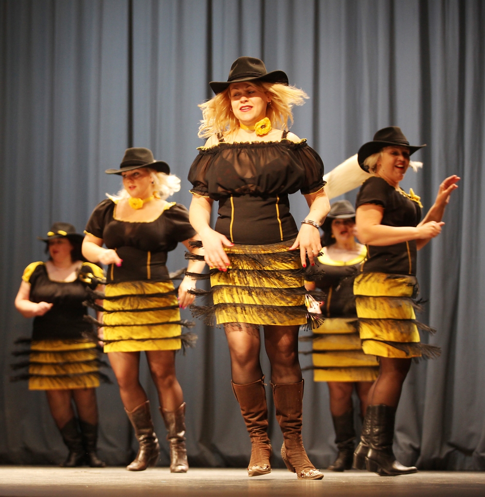 “Raganiņas” pa Lieldienām lāgā bites neredzēja, tāpēc pašas nolēma tēlot salduma nesējas.
Autors: Gatis Bogdanovs