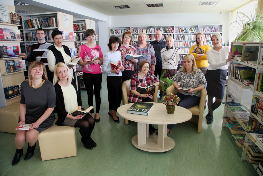 “Mēs esam kā viens kopīgs veselums, jo tikai tad var sasniegt rezultātu. Mums visiem ir būtiski, lai, atnākot uz bibliotēku, cilvēki gribētu tajā atgriezties vēl un vēl,” ar šādu pārliecību un apziņu Gulbenes novada bibliotēkas 70. dzimšanas dienu sagaida tās kolektīvs. Draugos ar grāmatu ir arī bibliotēkas darbinieki (priekšplānā no kreisās) Solvita Lībere, Anita Rauza, Ļena Bogdanova, Rūta Bokta, (stāv no labās) Indra Logina, Sanita Jurkāne, Vija Tašiņa, Inārs Markovs, Dzintra Upeniece, Inga Caunīte, Ingrīda Rubene, Anda Krima, Antra Sprudzāne un Aivis Blūms. 	
Autors: Gatis Bogdanovs