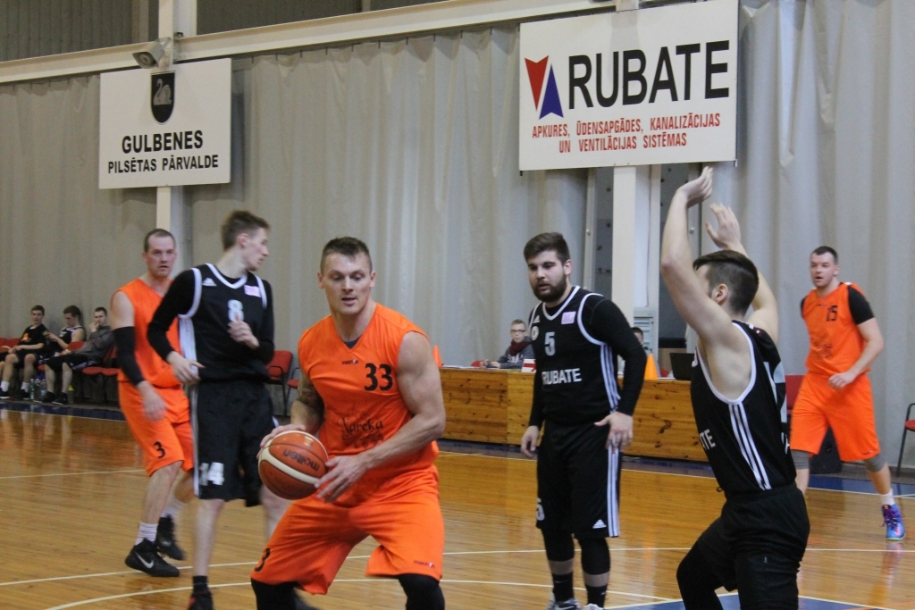 Pērnās sezonas finālkomandu “Nareka” un “Brālis” cīņa šoreiz beidzās ar “Narekas” uzvaru, pieveicot “Brāli” ar 87:73. 	
Autors: Dace Anča