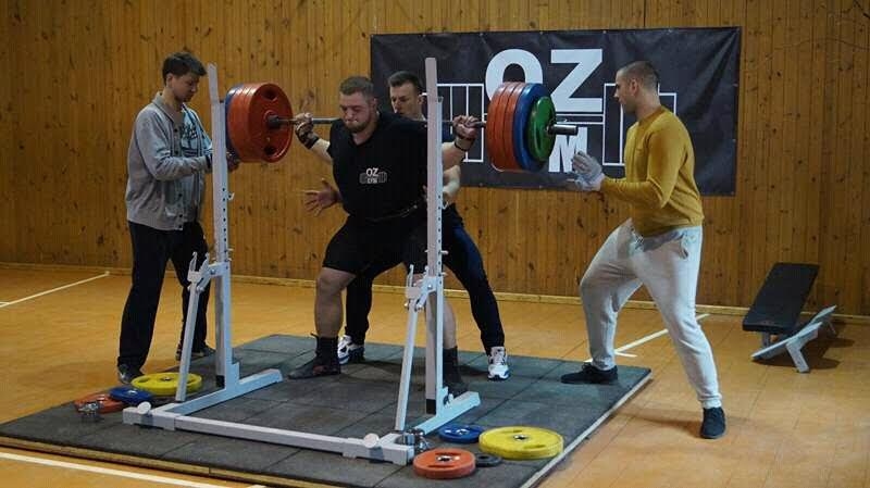 Aivars Rakstiņš pietupienos pievarēja 230kg. Pēdējo mēnešu laikā Aivars ne tikai piestrādājis pie spēka attīstīšanas, bet arī pie ķermeņa izskata- nomesti jau 20kilogrami liekā svara.
Autors: no personiskā arhīva