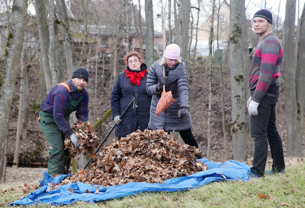 Pie Gulbenes evaņģēliski luteriskās baznīcas Lielās talkas dienā tika grābtas pērnās lapas, lai dievnama apkārtne būtu pievilcīga ne tikai baznīcēniem, bet visiem Gulbenes iedzīvotājiem un ciemiņiem. 	
Autors: Gatis Bogdanovs
