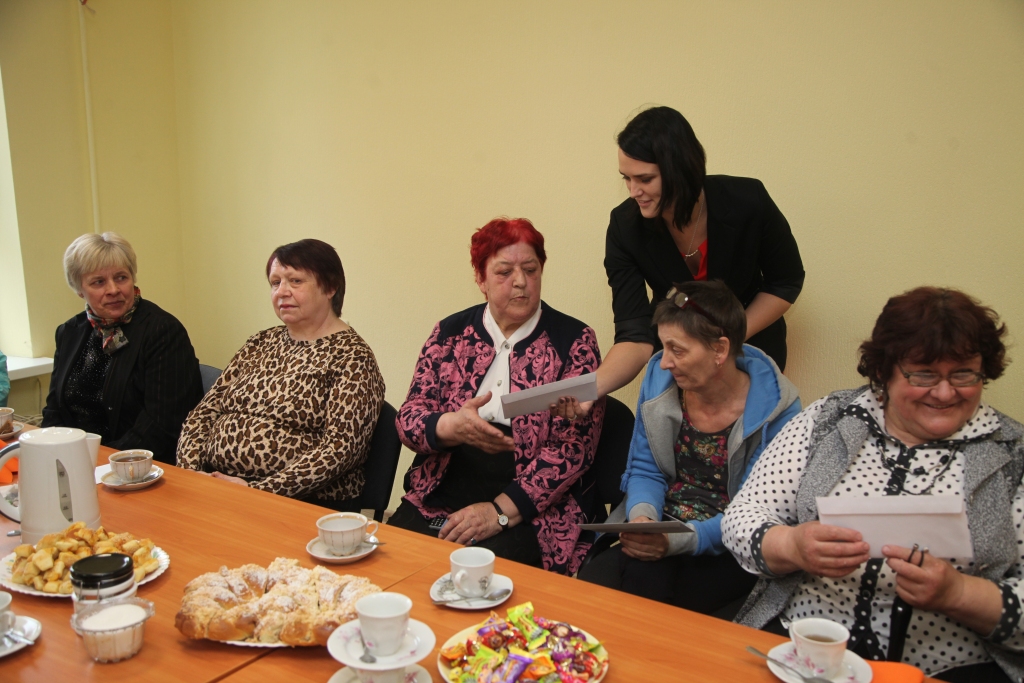 SIA “Balvu un Gulbenes slimnīcu apvienība” personāldaļas vadītāja Marika Jermaševiča pasniedza vecmāmiņām – aizbildnēm dāvanu kartes. 
Autors: Gatis Bogdanovs