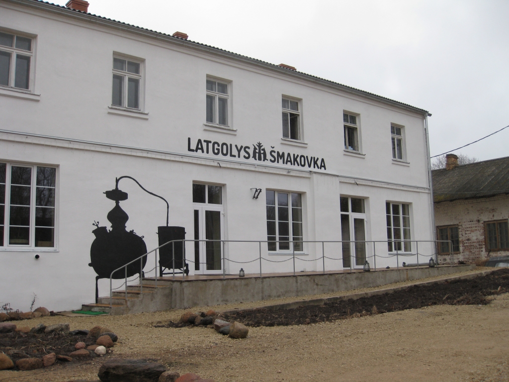Latgales Šmakovkas dedzinātava ierīkota bijušajā Malnavas pienotavā. Saimnieks Jānis Krivtežs ir savācis arī vecas fotogrāfijas ar pienotavas ēku un dažādus vēsturiskus materiālus.

Autors: Pārsla Konrāde