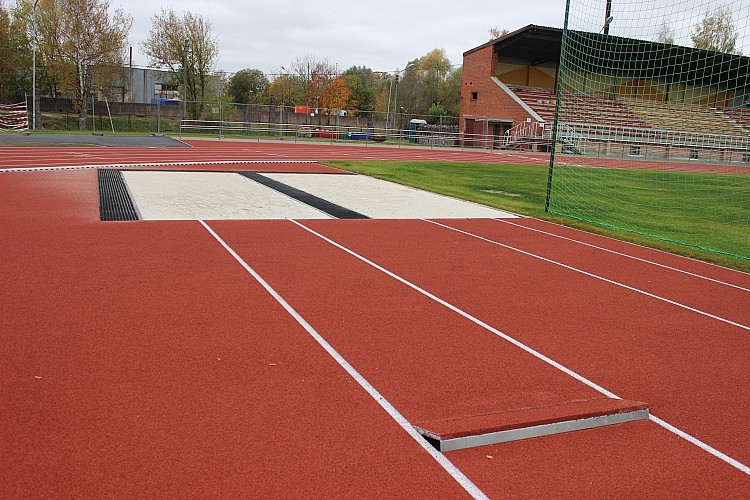 Gulbenes lielā stadiona rekonstrukcijas pirmajā kārtā, kas pabeigta pagājušajā gadā, ir izbūvēti seši 400 metru un astoņi 100 metru skrejceļi. Abos stadiona galos atrados sakārtoti vieglatlētikas sektori. Gan zem skrejceļiem, gan sektoriem ir ieklāts gumijas sporta segums 5679,47 kvadrātmetru platībā. Izlīdzināts futbola laukums un iesēts jauns zāliens.
Autors: no Dzirksteles arhīva