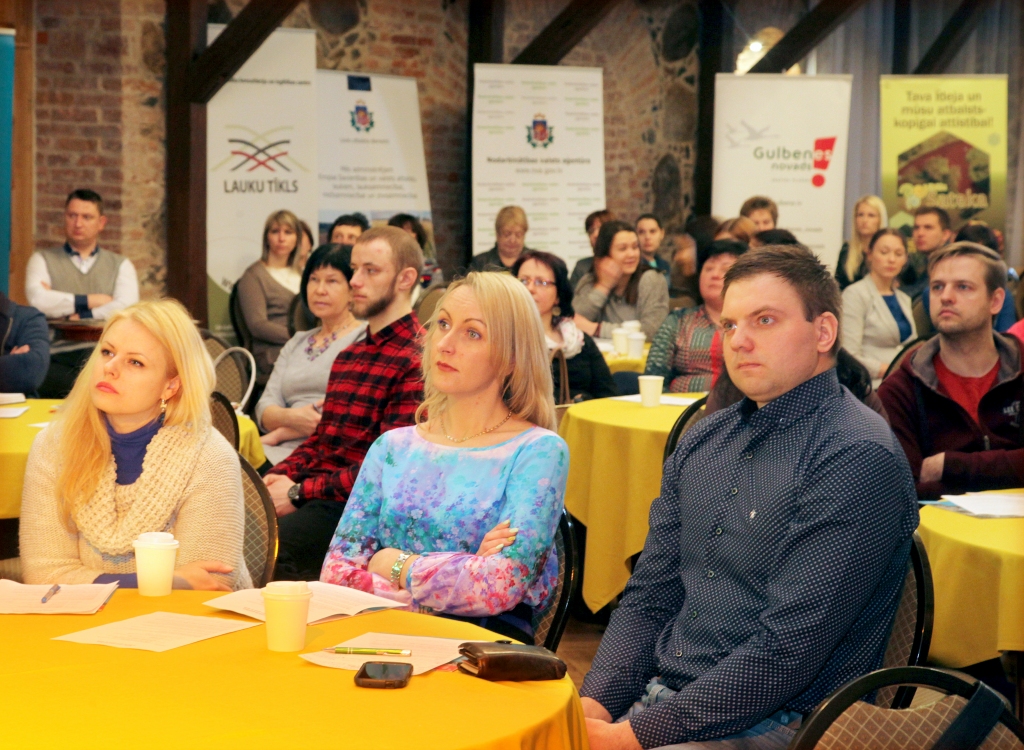  “Viss sākas ar slinkumu, jo tas ir galvenais virzītājspēks”, “Viss sarežģītais ir vienkāršs, ja mērķtiecīgi darbojas,” “Kļūdas vajag uztvert kā mācību, kas ļauj virzīties uz priekšu” - tās ir tikai dažas atziņas, kuras biznesa uzsācēju gadatirgū varēja gūt. Šādu pasākumu Vecgulbenes muižā Gulbenes un apkārtējo novadu vairāk nekā 60 uzņēmējiem pirmo reizi rīkoja attīstības finanšu institūcija “Altum”. Iespējams, gulbenieši Inese Timule (no kreisās), Diāna Graumane un Alvis Makejevs saņems drosmi uzsākt savu biznesu. 
Autors: Gatis Bogdanovs