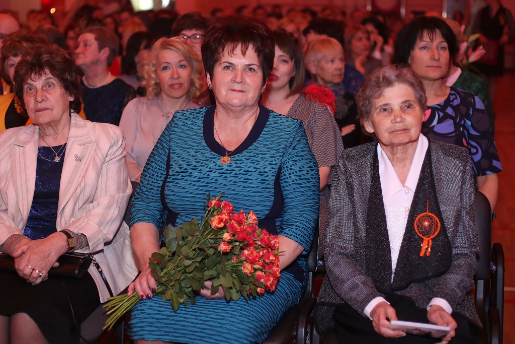 Visi kopā! Gan bijušie, gan esošie Gulbenes 2.vidusskolas pedagogi vienā saimē. Pirmajā goda rindā agrākās kolēģes: Lucija Baldone (no kreisās), Tamāra Briede un Aija Mališeva.
Autors: no personiskā arhīva