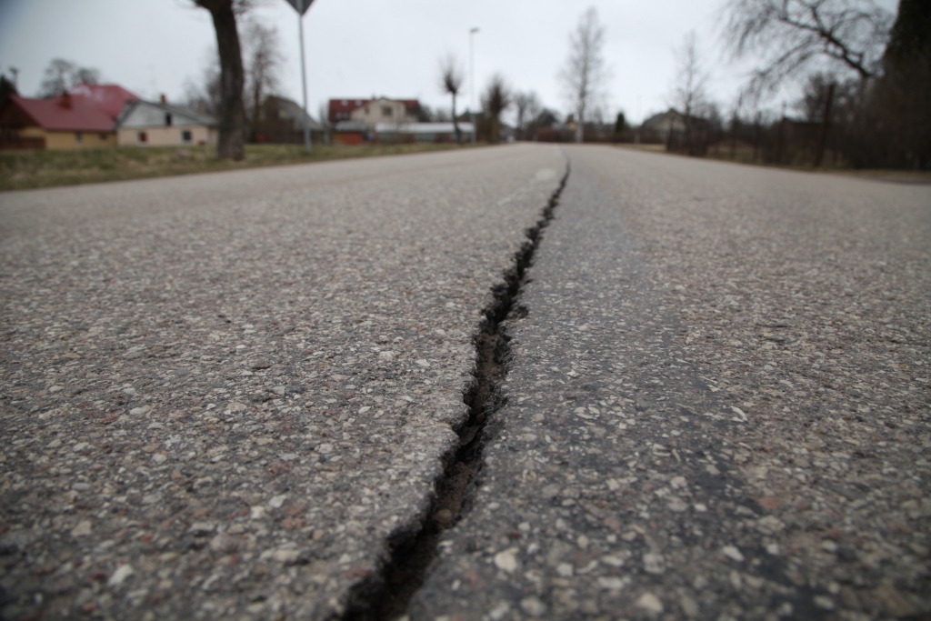 Līkā iela Gulbenē šopavasar ir piedzīvojusi pārvērtības. Pagājuši vien nieka četri gadi pēc tās rekonstrukcijas. 
Autors: Gatis Bogdanovs