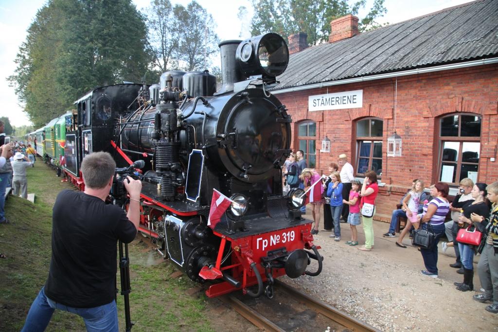 Kad Gulbenes - Alūksnes bānītis svin savu dzimšanas dienu, tajā netrūkst ne pašmāju ļaužu, ne tuvu un tālu ciemiņu. Bānītis ir lieliska iespēja ne tikai pavizināties, vērojot apkārtējo dabu, bet arī iespēja labi izklaidēties. 	
Autors: no “Dzirksteles” arhīva
