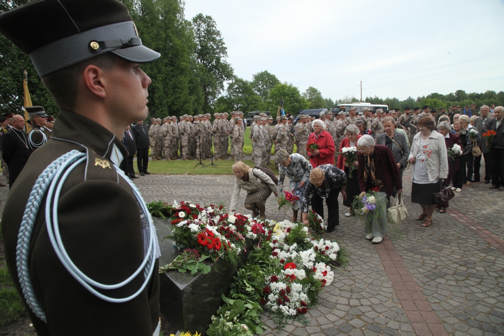 Latvijas armijas virsnieku piemiņas vietā “Sāpju siena” Litenes kapos 14.jūnijā ikreiz  tiek nolikti ziedi un iedegtas sveces.
Autors: no Dzirksteles arhīva  