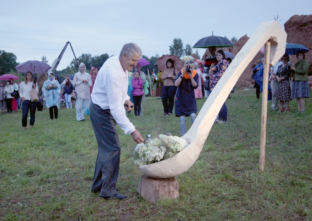 Jaungulbenes pagastam turpmāk būs savs “Goda kalns”. Senajā rijas kalnā tagad vietu radušas novada pašvaldību sarūpētās dāvanas pērn Novada svētkos, kas raksturo latviešu darba tikumu. 
Autors: no Dzirksteles arhīva
