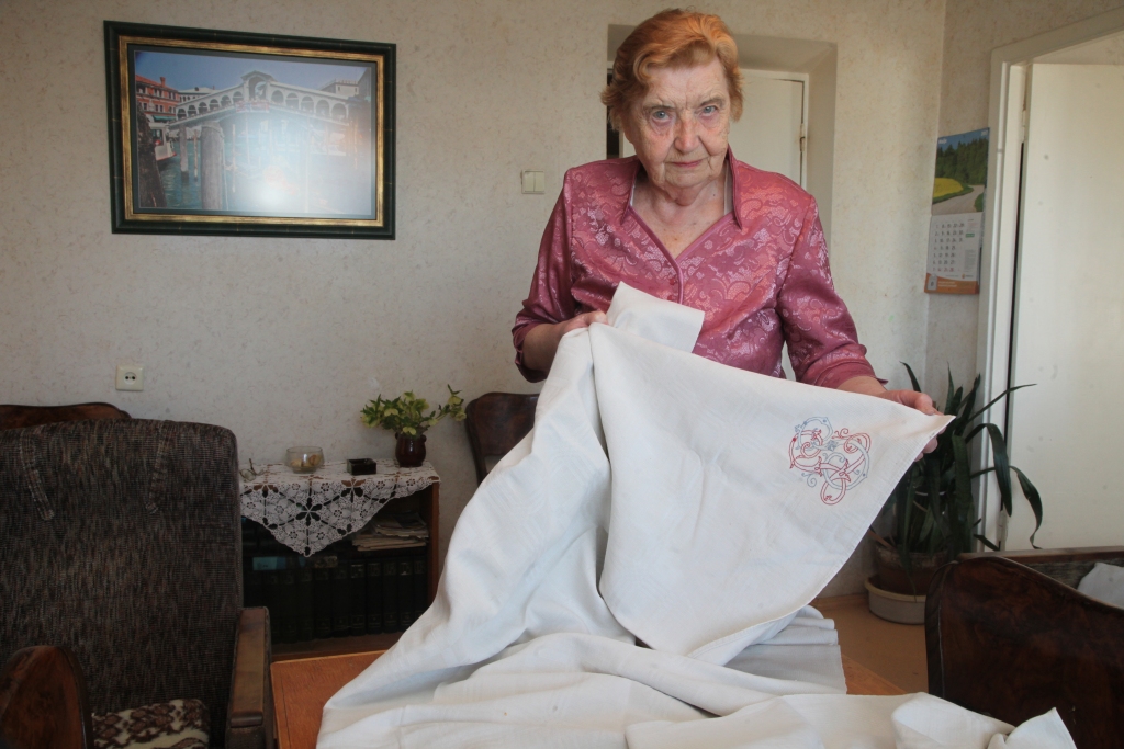 Balts galdauts - ģimenes vērtība, kas joprojām glabājas daudzu skapjos no paaudzes paaudzē. Pie balti klāta galda vienmēr tiek risinātas sarunas, pieņemti nozīmīgi lēmumi, svinēti svētki, apliecināts dzimtas stiprums un vēlme būt visiem kopā.  Baltu galdautu, gaidot ciemos savus tuvos cilvēkus, klāj arī gulbeniete Elga Sudraba.
Autors: Gatis Bogdanovs