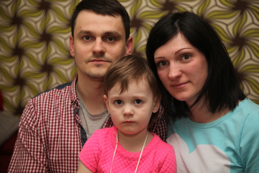 Sintija un Artūrs Smagari uzskata, ka tikai ar savu piemēru ikdienā ir iespējams arī mazajai Dārtai iemācīt mīlestību pret visu, kas ir apkārt, atbildību, pacietību un rūpību. “Viņa mums ir supersabiedriska un atklāta meitiņa, gatava visus samīļot, ar visiem aprunāties. Tiesa, viņas pārlieku lielā uzticēšanās svešiem cilvēkiem mūs mazliet biedē,” atzīst vecāki.
Autors:  Gatis Bogdanovs